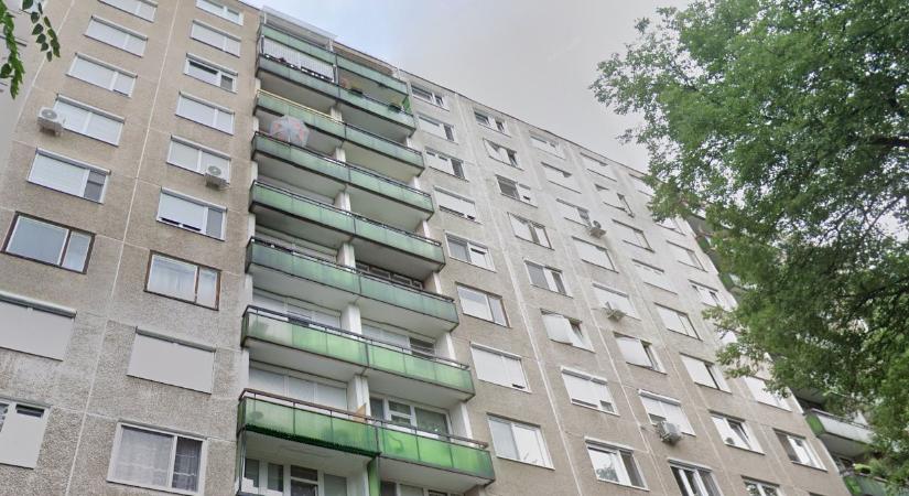 Hetedik emeleti erkélyen a tűzoltók