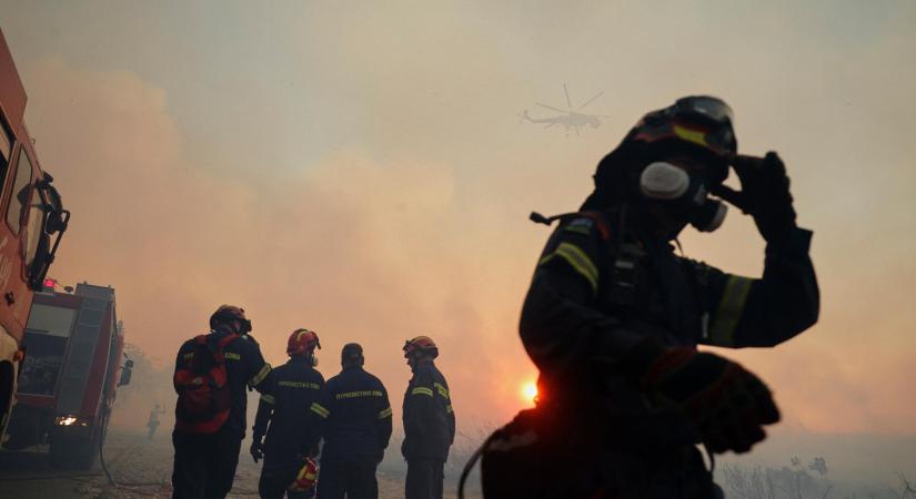 Emberfeletti küzdelemben vannak a tűzoltók Görögországban