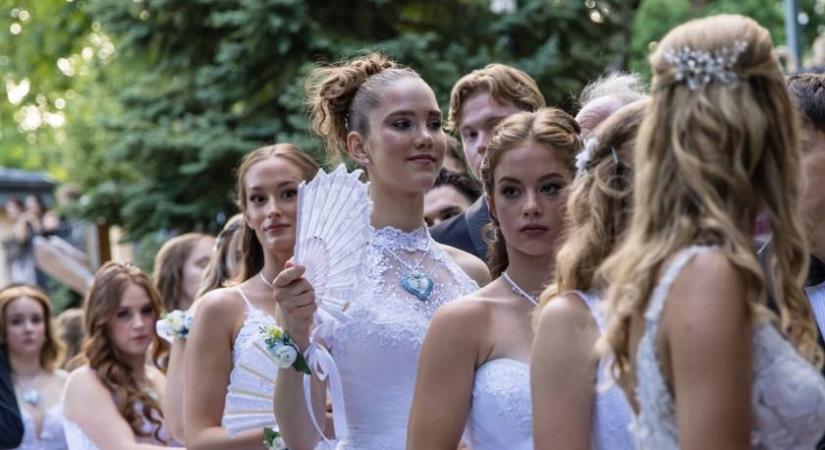 Ő a 200. Anna-bál szépe: a budapesti, 18 éves Laura lett az első helyezett