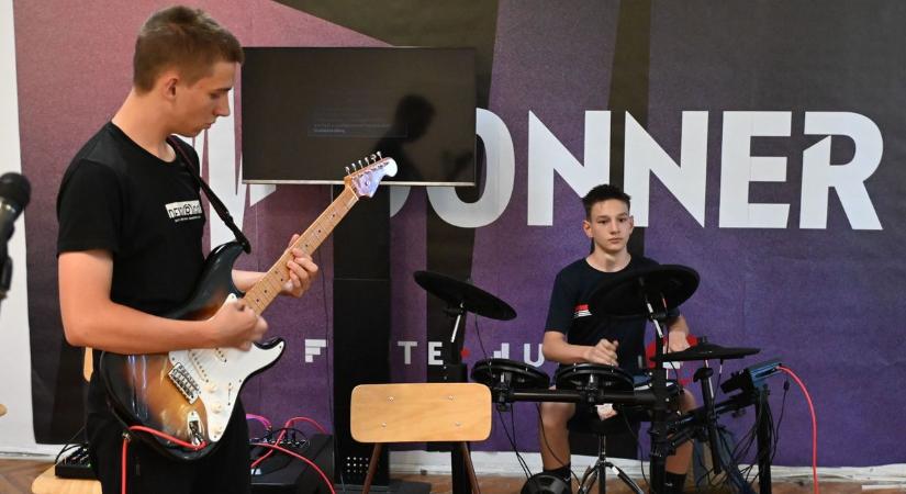 Több mint száz zenekart alakítottak, idén is osztatlan sikert aratott a Gitármánia Tábor Szolnokon