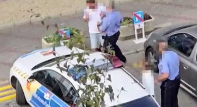 “Utolsó felszólítás! Állj oda!” – Elveszítette türelmét a rendőr és gázspray-vel közvetlen közelről arcon fújta az őt videózó férfit
