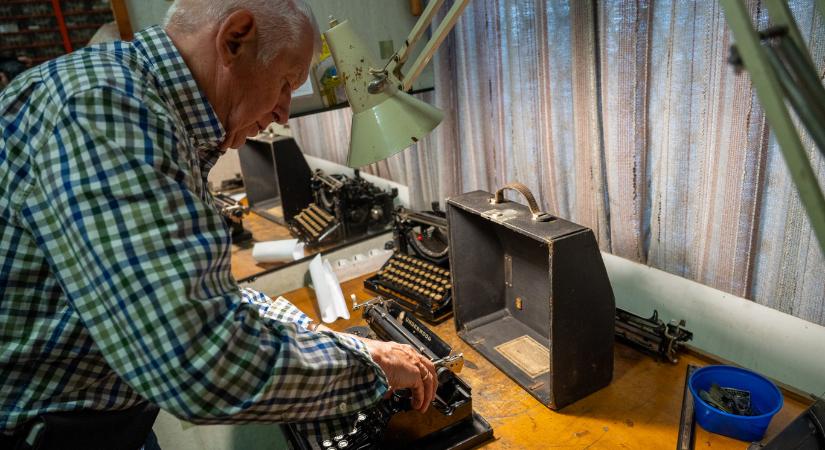 A fax és a szorzógép már eltűnt, de írógépeket még mindig javít az Ipar utca irodagép-műszerésze