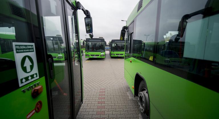 Sztrájkolnak a buszsofőrök egy magyar nagyvárosban, 450 járat marad ki
