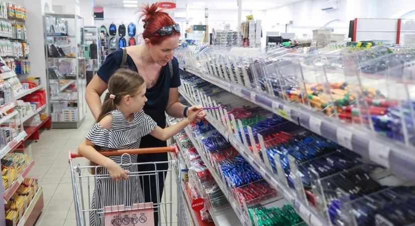 Utalvánnyal segítik a családokat: több mint 1600 iskolás után jár a támogatás, amit a szülők augusztus végéig vehetnek át