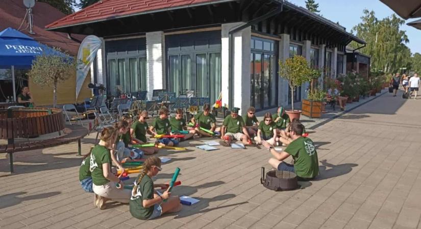 Kőszeg Város Ifjúsági Fúvószenekara: tábor Révfülöpön térzenével