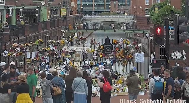 Így emlékeznek meg a rajongók Ozzy Osbourne-ról a Birmingham-i Black Sabbath-padnál (videó)