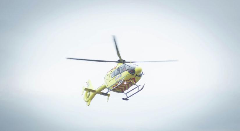 Hatalmas baleset történt a Balatonnál: három jármű ütközött, mentőhelikopter landolt a helyszínen