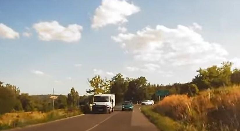 Hajszálon múlt a frontális ütközés – videóval