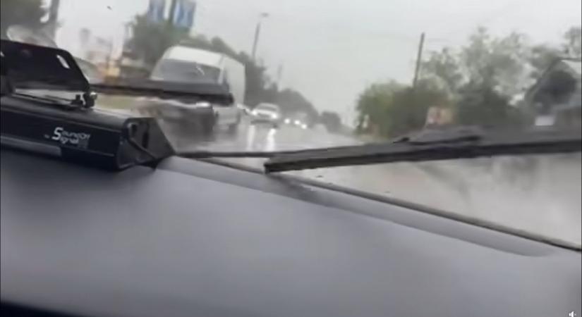 Zuhog az eső, áll a forgalom Balatonfüreden – a rendőrség óvatosságra int (videó)