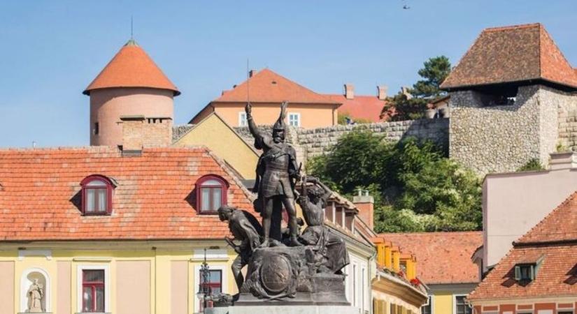 Kettétörte a seprő nyelét a betörő fején az egri vár bátor éjjeliőre
