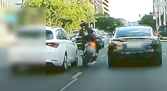 Hatalmasat esett a motoros a Váci úton, amikor két kocsi között próbált elsuhanni – videó