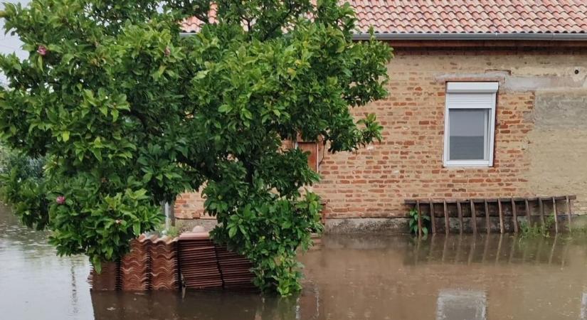 Kritikus a helyzet, házakat is veszélyeztet a víz Jákóban az esőzés miatt