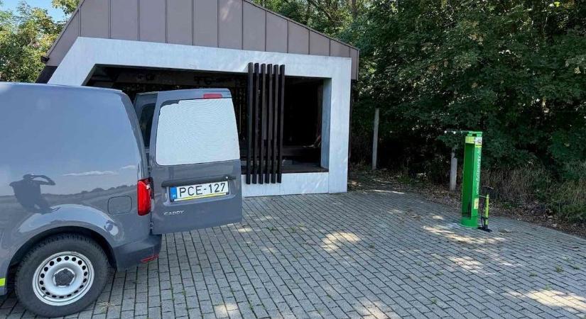 A kerékpáros szervizpontot ismeretlenek tették tönkre, a cég intézkedett és javította a hibát