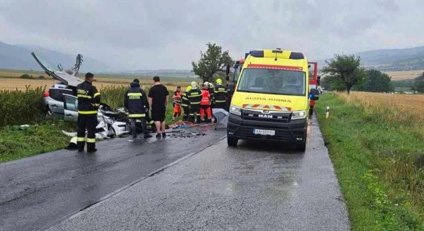 TRAGÉDIA: Frontálisan ütközött két autó, meghalt egy nő