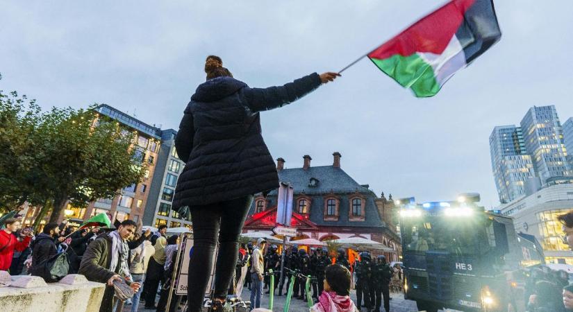 Palesztinbarát tüntetést oszlattak fel Berlinben, 57 embert vettek őrizetbe