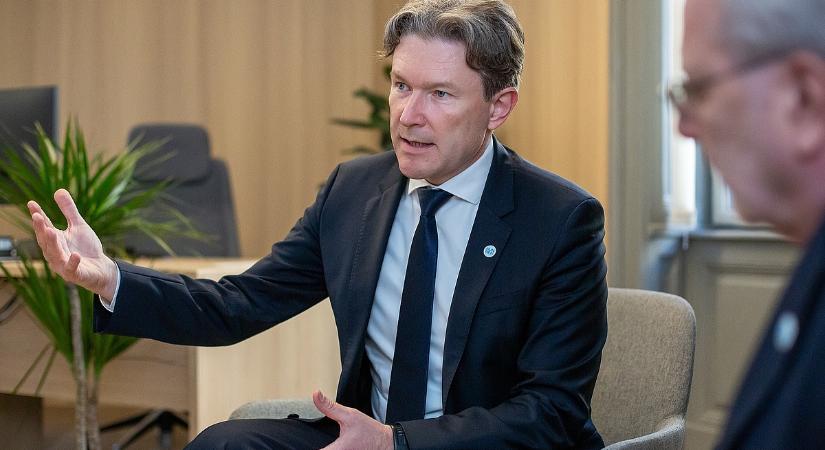 Távozását követelik, miután Orbán Viktorral együtt tagja lett az első Digitális Polgári Körnek