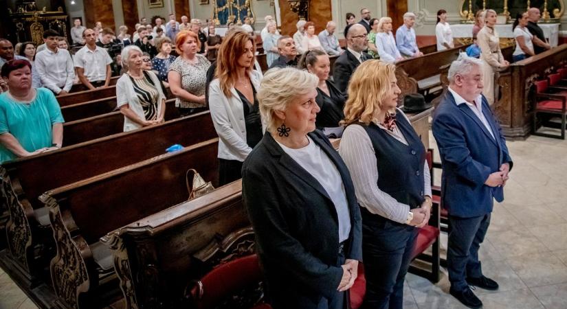 Embereket öltek meg, családokat, közösségeket és dalokat is