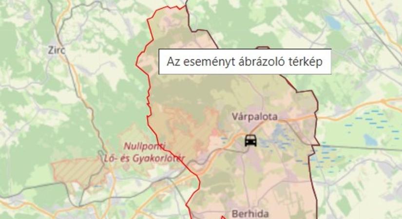 Összeütközött két autó Pétfürdőn – teljes az útzár