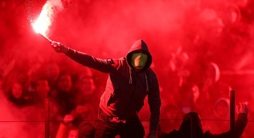 Rakétákkal lövöldöztek a bajnoki meccs előtt, elképesztő képsorok