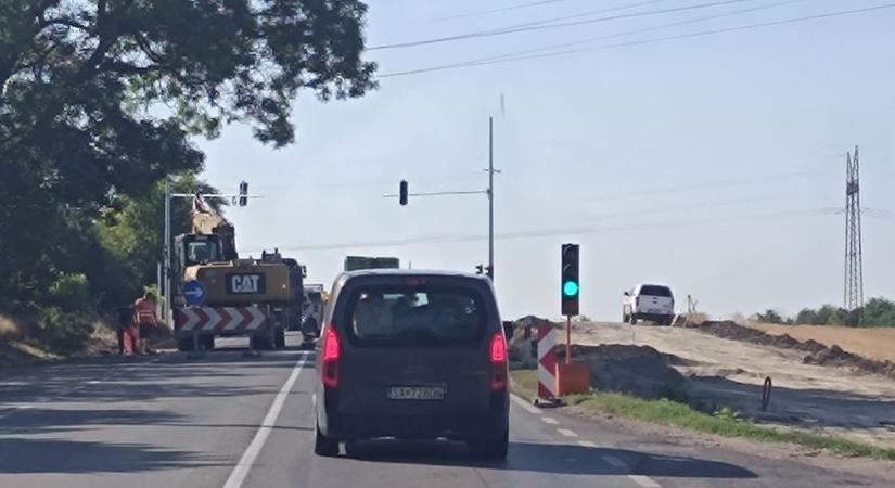 Folytatódik a munka: ismét forgalomkorlátozás lép életbe a 81-es főúton