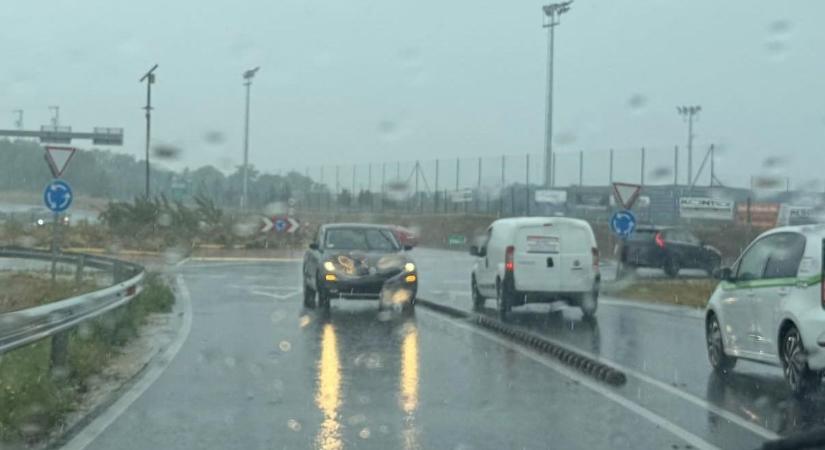 Elképesztő manőver a 8-asnál: majdnem szembe hajtott fel az autópályára