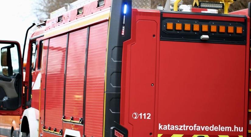 Karambol Tapolcánál: lakóautó és személyesautó ütközött, tűzoltók a helyszínen