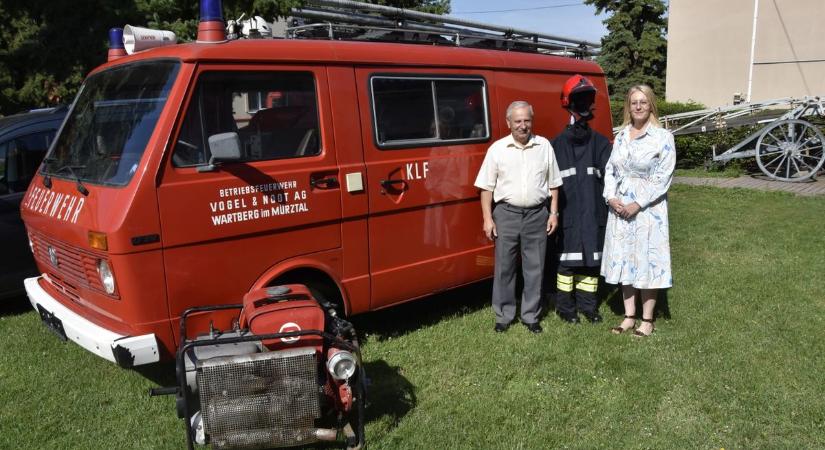 Tűzoltó védőfelszereléseket és egy félévszázados Volkswagent ajándékozott a PG Hungary