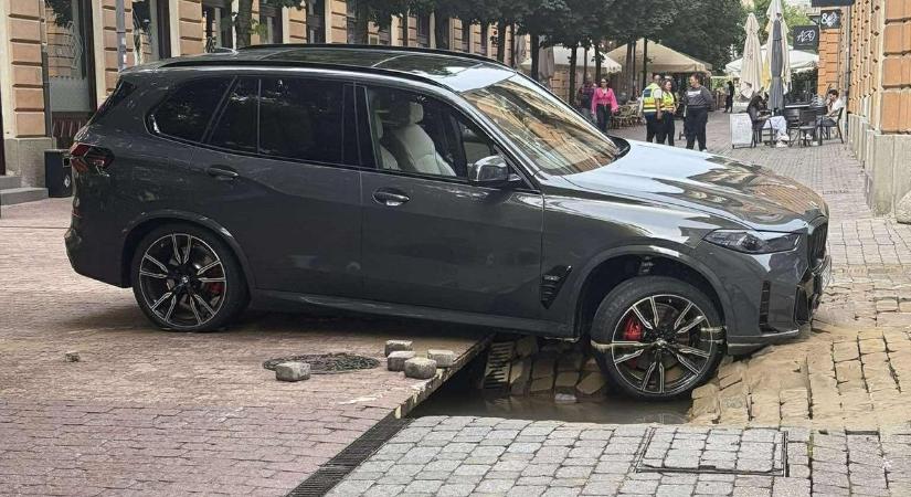 Beszakadt egy autó alatt a térkő Debrecenben! - fotókkal!