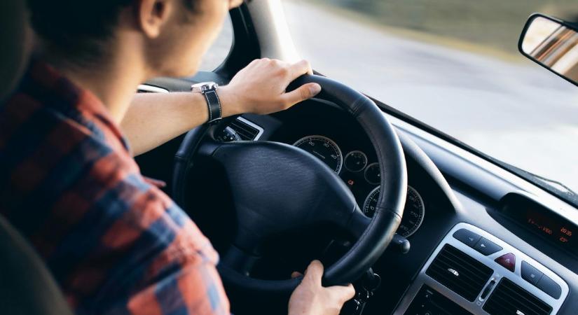 450 ezer forintot spórolt meg a jogsin egy 17 éves fiú, és elsőre átment a vizsgán