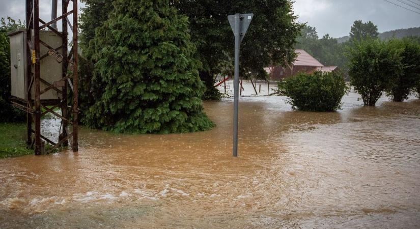 Átszakadt gátak, elöntött falvak, kitelepített családok – így pusztított az ár 5 éve (galéria)