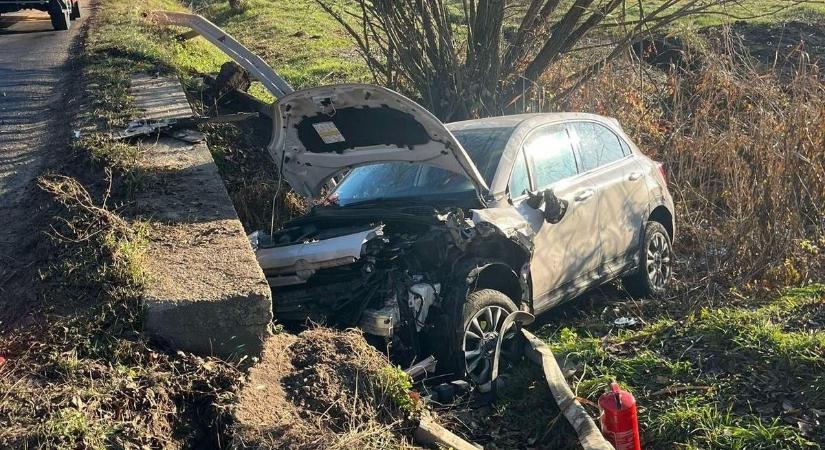 Fejre állt és árokba borult az autó, rossz hírt kaptunk Tata mellől