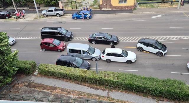 Három autó koccant Egerben