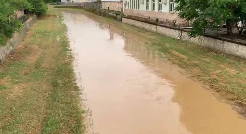 Emelkedik a Kapos-folyó vízállása az esőzés után