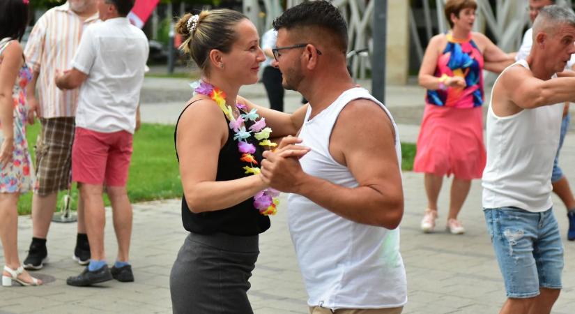 Latinos zene csendült fel az Agóra előtt, táncra perdültek a szolnokiak – galériával