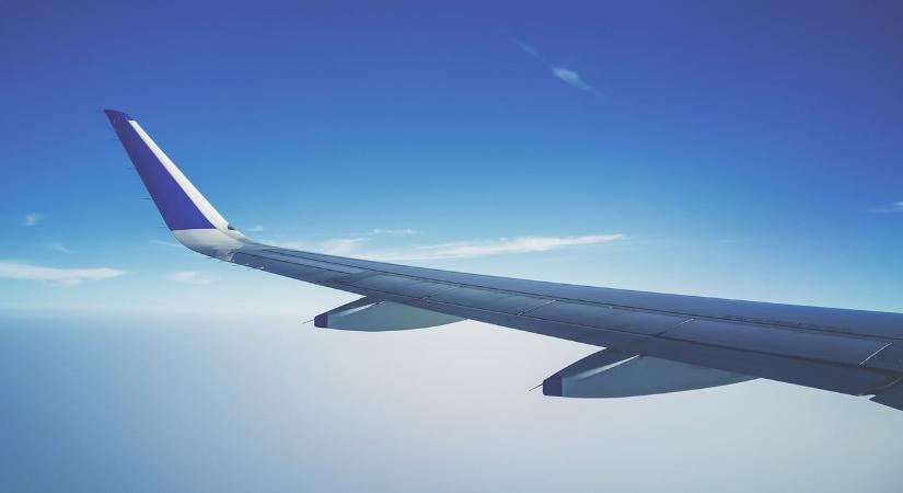 Lángba borult egy repülő Denverben: csúszdán menekültek az utasok az American Airlines járatáról – videón a dráma