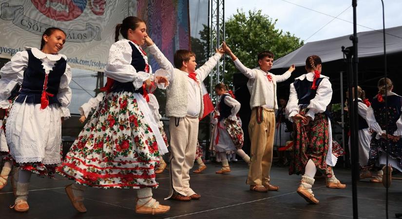 Nemzetközi folklórgála színesítette a csólyospálosi falunapot – galériával, videóval