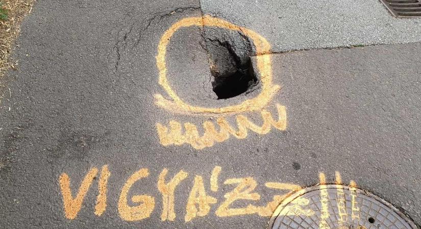 Hatalmas lyuk tátong Eger egyik utcáján, vigyázz, bele ne szaladj