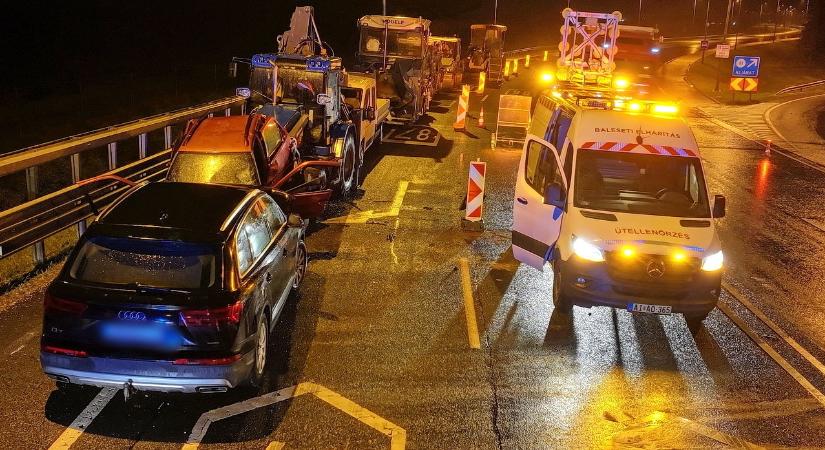 Forgalom elől elzárt területen parkoló autót taroltak le az M86-oson