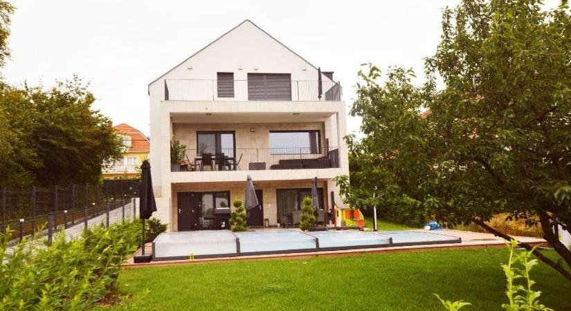 Három lakás, egy balatoni álom – modern élettér Füreden, medencével és panorámával (galéria)