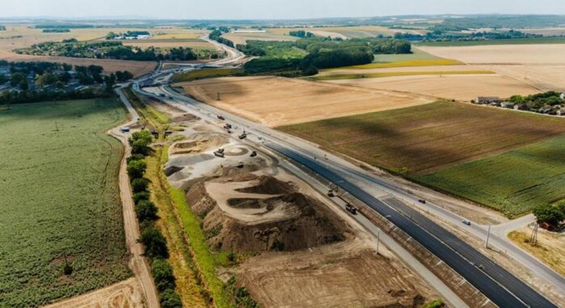 Jól halad az építkezés, tartják az ütemet, készen lesz a híd, az út