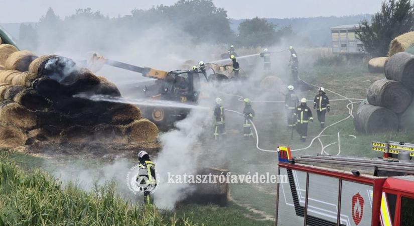 Hétszáz bálából álló rakat gyulladt meg Zalában