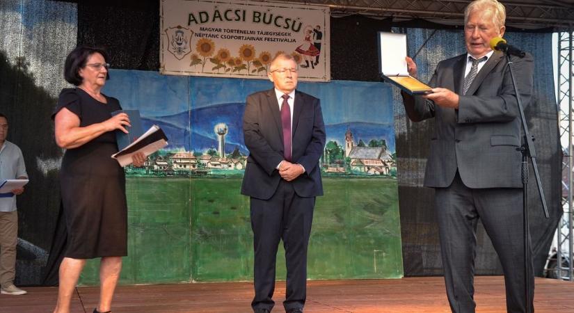 A Kapu Tibor űrutazását segítő orvos és a honatya lettek a hevesi község díszpolgárai