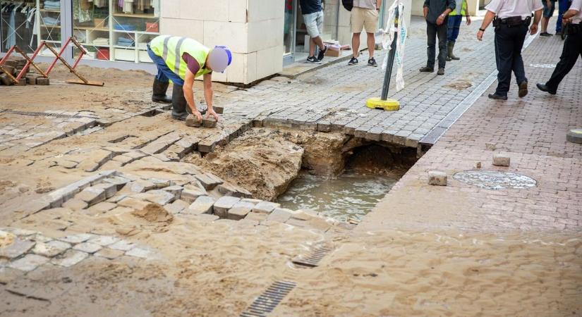 Hatalmas csőtörés volt Debrecen belvárosában, egy autó alatt beszakadt a talaj - így változik a forgalmi rend