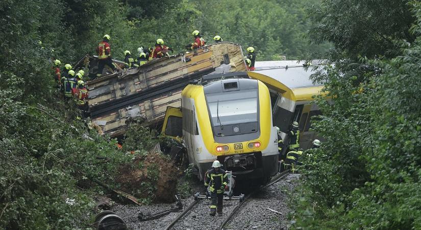 Megtörtént a baj! Tömegbalesetet szenvedett egy személyvonat száz utasa, már három halott van