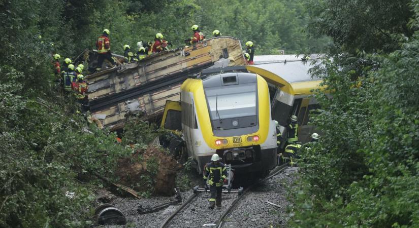 Kisiklott egy személyvonat, több halott és sérült is van