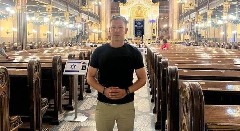 Magyar Péter betért a Dohány utcai zsinagógába – majd a tisztelet jegyében lefotóztatta magát ott, ahol tilos fotózni