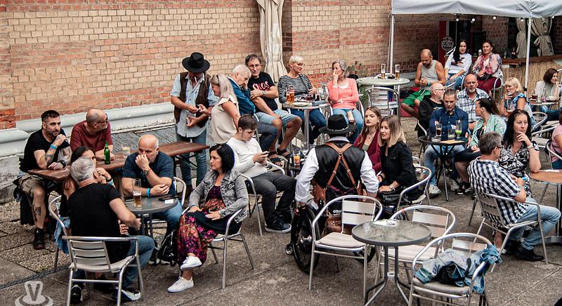 Holdfény és ritmus a zsinagóga udvarán – Tom Kondor's Moonshine koncert a Szimfónia Kávézóban