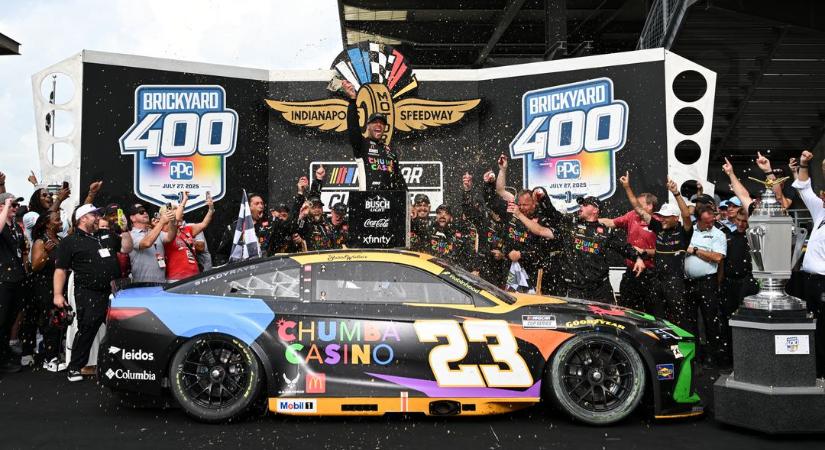 Az autósport szentélyében vetett véget 100-futamos nyeretlenségi sorozatának Bubba Wallace
