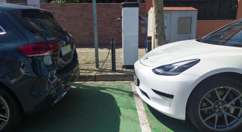 Van még egy lépcső a plug-in hibrid és a tisztán elektromos autó között, amely mind a két technológia előnyeit kínálja