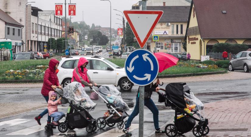 Jött egy váratlan fordulat, az NGM egyszerűen kizárta az idősebb négy- vagy többgyermekes anyák az szja-kedvezményből